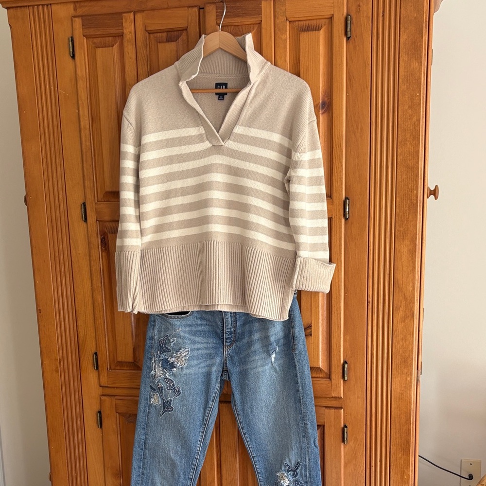 GAP Women's Beige Striped V-Neck Sweater